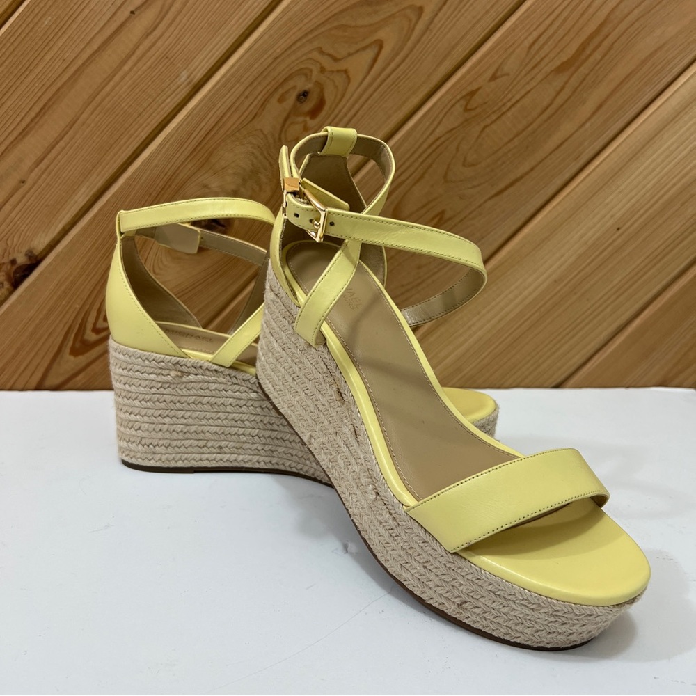 Michael Michael Kors women’s yellow platform sandals size 8.5 NWOT